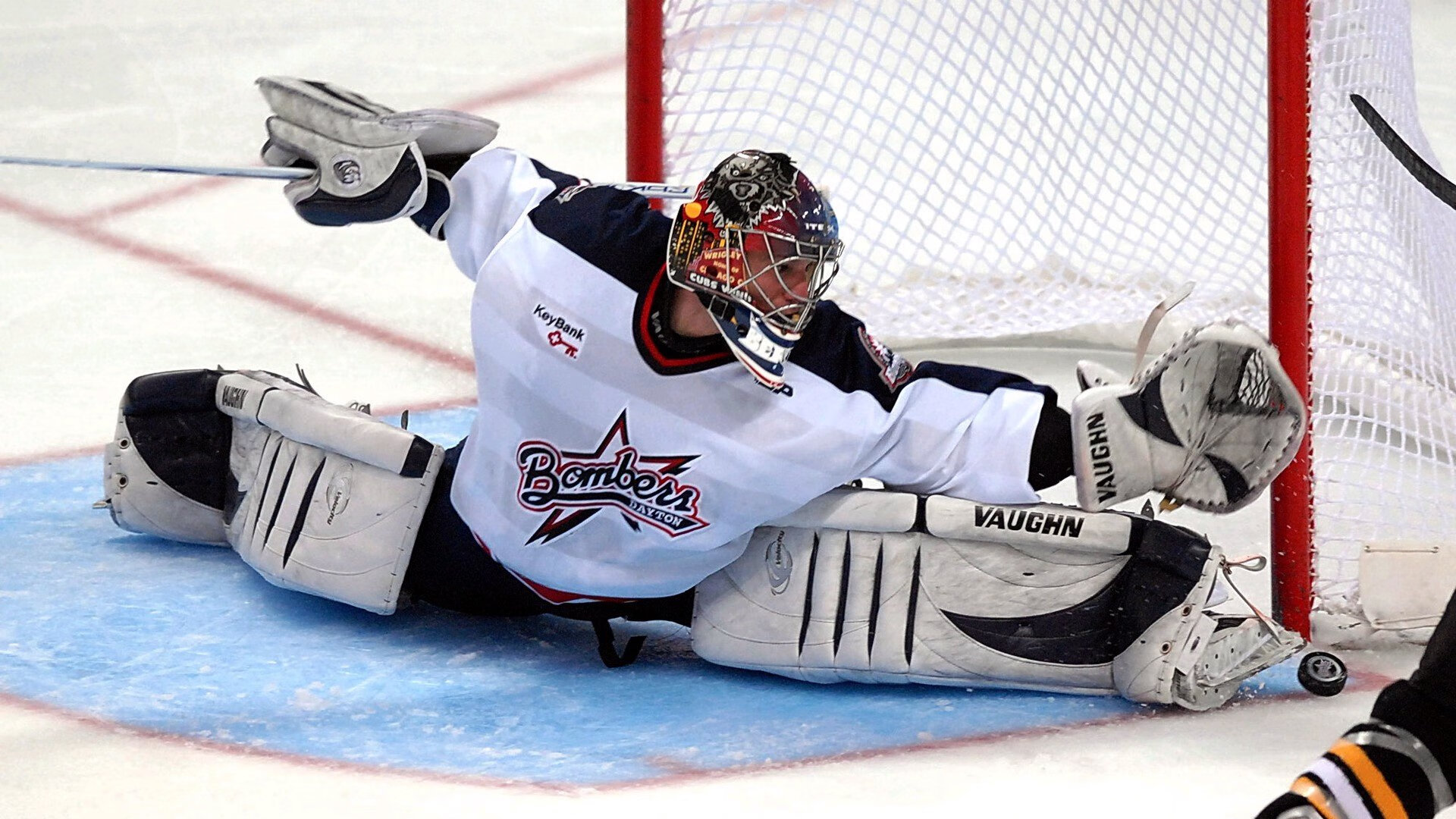 夜光瑜伽音乐会 同步变换灯光颜色营造氛围